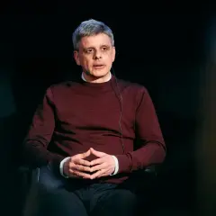 Peter Birro, känd för sina filmer och tv-program, sitter och talar med händerna knäppta.