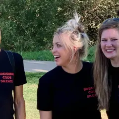 Paris Hilton och vänner ler glatt utomhus, alla bär svarta t-shirts med texten "Breaking Code Silence", som om de är med i en serie om sekt.