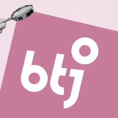 En hand håller ett förstoringsglas över logotypen "btj". Symboliserar granskning och djupgående btj recensioner.