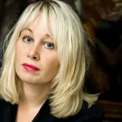 En kvinna med blont hår och blå ögon, med en intensiv blick. Hon representerar mina två liv, det synliga och det dolda.