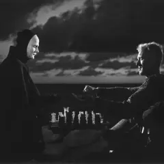 En ikonisk scen från svenska filmer 50-talet: Döden och en riddare spelar schack vid havet under en dramatisk himmel.