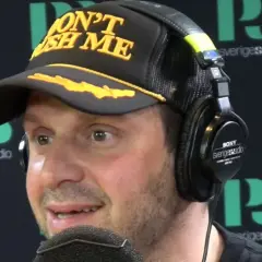 En spira skådespelare med keps och hörlurar i Sveriges Radio-studio.
