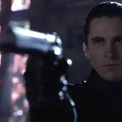 Christian Bale med pistol i en dramatisk scen från en av hans filmer.