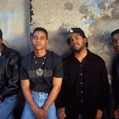 Rollistan i Boyz n the Hood: Ice Cube, Cuba Gooding Jr., Morris Chestnut och Nia Long poserar framför en vägg med graffiti.