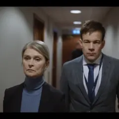 Malte Ekblom går med en kvinna i en korridor.