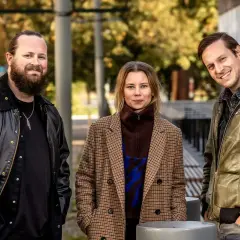 Tre personer, två män och en kvinna, ler mot kameran. De verkar vara involverade i en ny svensk serie.