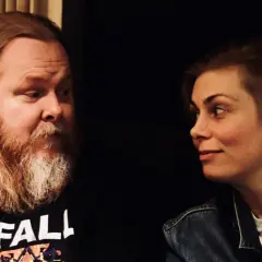 Mattias Alkberg och Hanna ser på varandra.