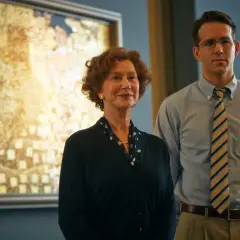 Helen Mirren och Ryan Reynolds står framför en målning, "Kvinnan i guld".