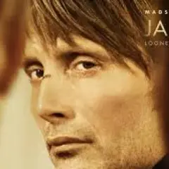 Närbild på Mads Mikkelsen i den danska filmen Jakten. En intensiv blick som antyder en historia om lögner som sprider sig.