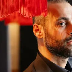 Ardalan Esmaili, med skuggor från en röd lampa som faller över hans ansikte.