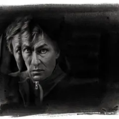 Dubbelporträtt av en man med intensiv blick, i en konstnärlig stil som påminner om Thron Ullbergs verk.