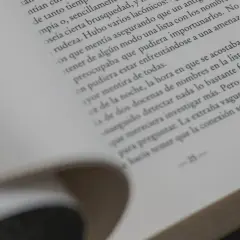 En bok med text om hur man skriver en deckare. Sidan har en sidnumrering på -25-.