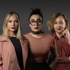 Fem kvinnor poserar med bestämda miner, redo för action i "Furia"-serien.