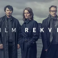 Tre personer står framför en grå himmel och vatten. Texten "STHLM REKVIEM" syns i bild.