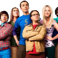 Hela rollistan i The Big Bang Theory samlad. Från vänster: Bernadette, Howard, Amy, Sheldon, Leonard, Penny och Raj.