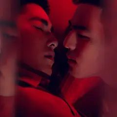 Två män nära varandra i rött ljus, en känsla som kan finnas i många hbtq filmer.