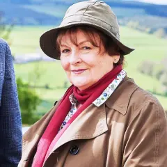 Brenda Blethyn i hatt och halsduk, redo för nya mysterier i en brittisk kriminalserie.