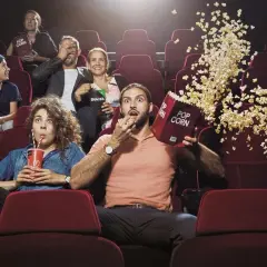 En grupp människor i en biosalong, några med popcorn som flyger, upplever en spännande film. Kanske en av de mest sedda filmerna i Sverige genom tiderna!