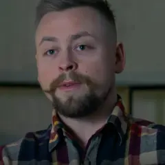 Man med mustasch och rutig skjorta, kanske i en dokumentär om en stalker svt.