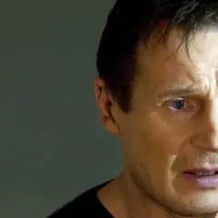 Liam Neeson, en av de mest kända skådespelarna i rollistan i taken, pratar i telefon med en orolig blick.