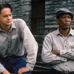 Andy Dufresne och Ellis "Red" Redding, två fångar i Shawshank, diskuterar livet och hopp. Rollistan i Nyckeln till Frihet.