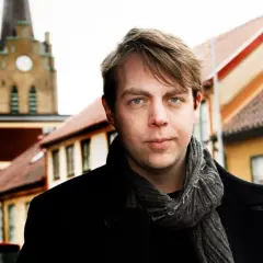 Christoffer Carlsson med familj i en svensk stad.