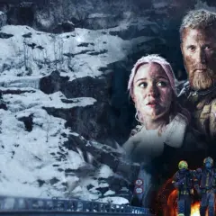En räddare skyddar en ung kvinna i en snöig tunnel. Två brandmän närmar sig.