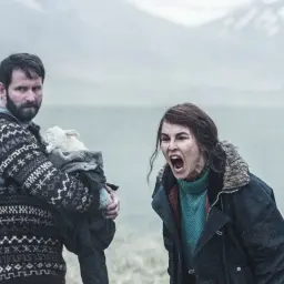 Man med lamm i famnen, kvinna skriker i sorg. Scen från lamm film.