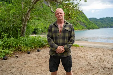 Alexander Strandberg i Robinson, redo för nya utmaningar på en tropisk strand.
