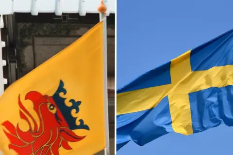 Sveriges flagga och en gul baner med en röd drake och krona.
