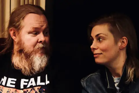 Mattias Alkberg och Hanna ser på varandra.