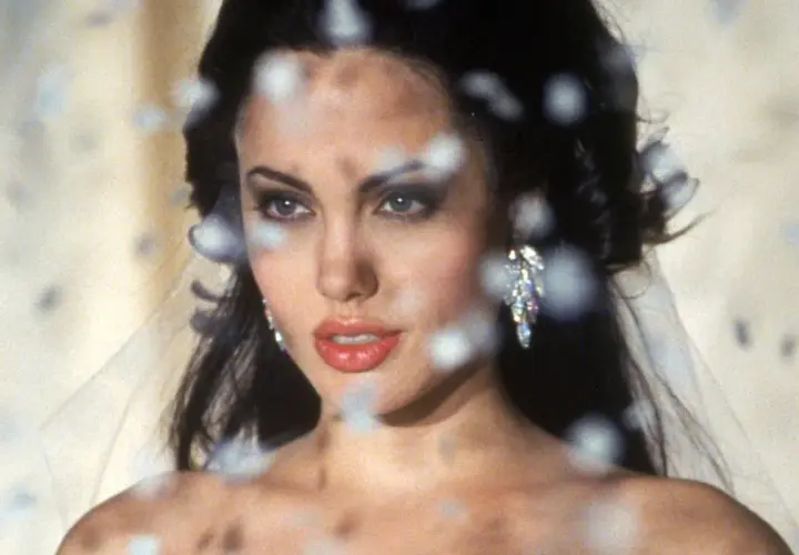 Angelina Jolie med slöja och glittrande örhängen, en ikonisk bild från filmer med Angelina Jolie.