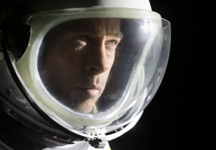 Astronautens ansikte reflekteras i visiret. En intensiv blick som speglar en resa mot stjärnorna, en känsla som en ad astra recension fångar.
