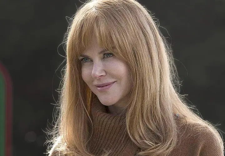 Nicole Kidman med blont hår och blå ögon, klädd i en brun polotröja. Kanske en scen från big little lies season 3?