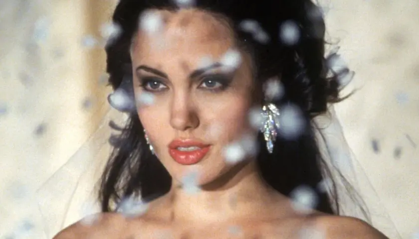 Angelina Jolie med slöja och glittrande örhängen, en ikonisk bild från filmer med Angelina Jolie.