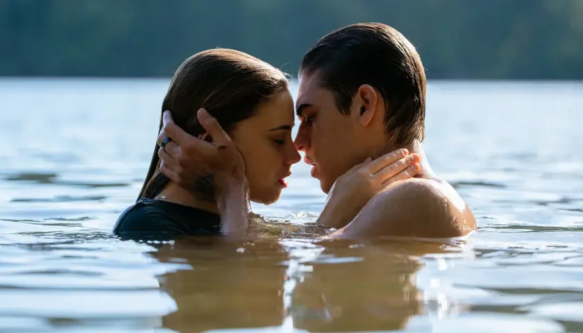 Tessa och Hardin i en intim stund i vattnet, precis som efter filmerna.