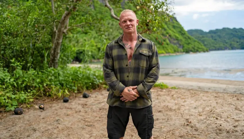 Alexander Strandberg i Robinson, redo för nya utmaningar på en tropisk strand.