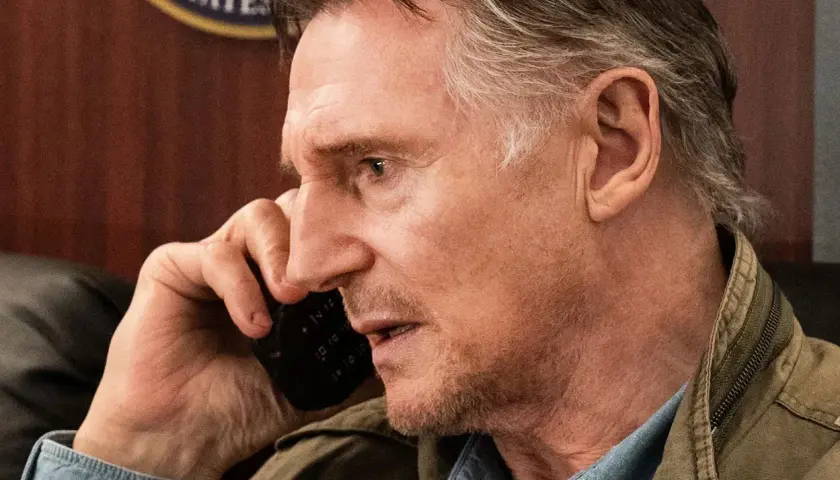 Liam Neeson i liam neeson senaste film, han pratar i en telefon med en intensiv blick.