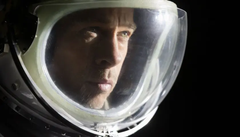 Astronautens ansikte reflekteras i visiret. En intensiv blick som speglar en resa mot stjärnorna, en känsla som en ad astra recension fångar.