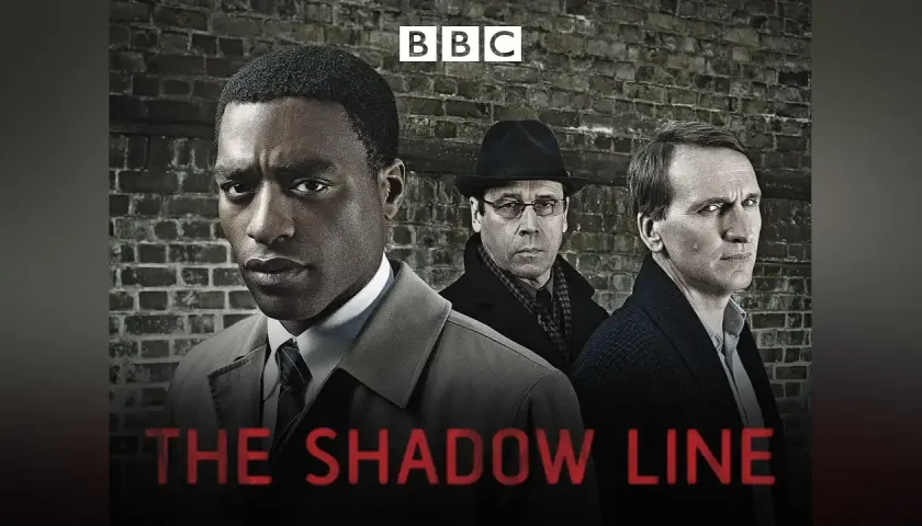 Tre män står framför en tegelvägg. Texten "THE SHADOW LINE" syns i förgrunden.