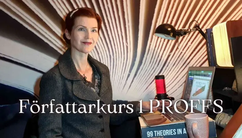 Jorun Moden, en författare, sitter vid sitt skrivbord med en laptop, mikrofon och en bok.