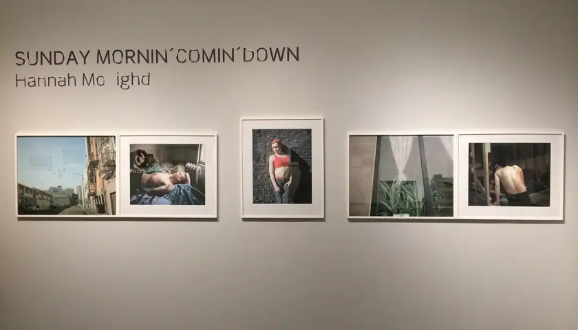 Utställning med Hannah Modighs verk "Sunday Mornin' Comin' Down". Bilder visar en stadsgata, en sovande person, en kvinna och en man.