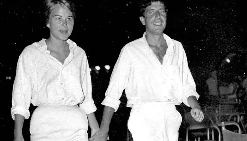 Leonard Cohen och Marianne Jensen håller varandra i handen, en ikonisk bild av deras tid tillsammans.