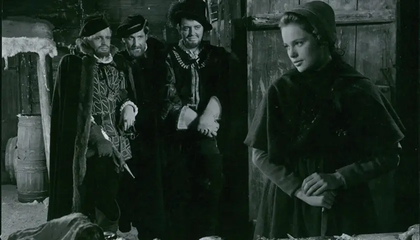 Scen från herr Arnes penningar film. En ung kvinna med kniv möter tre män i historiska dräkter.