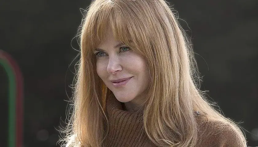 Nicole Kidman med blont hår och blå ögon, klädd i en brun polotröja. Kanske en scen från big little lies season 3?
