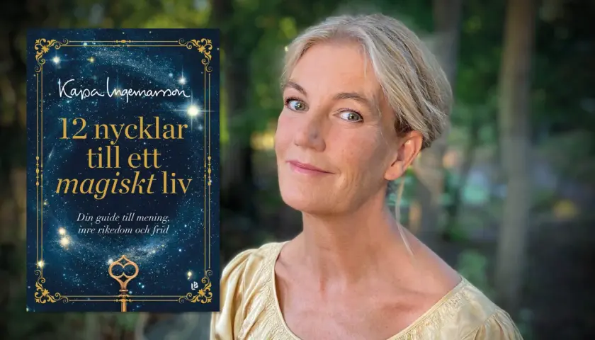 Kajsa Ingemarsson presenterar sin bok "12 nycklar till ett magiskt liv" med en stjärnklar bakgrund och en gyllene nyckel.