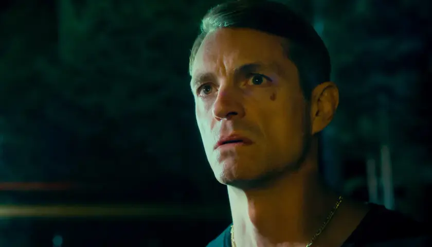 Joel Kinnaman i ny serie, med en intensiv blick och guldkedja.
