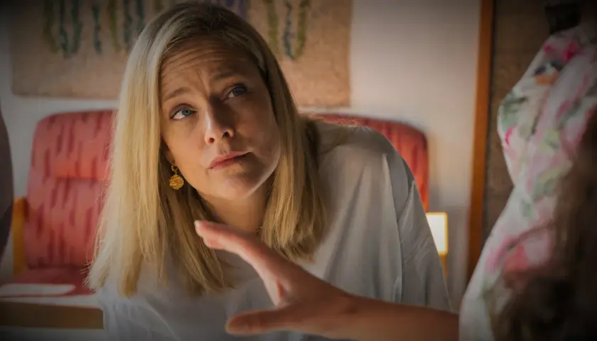 Henriette Steenstrup ser fundersam ut, med en hand som sträcks fram.