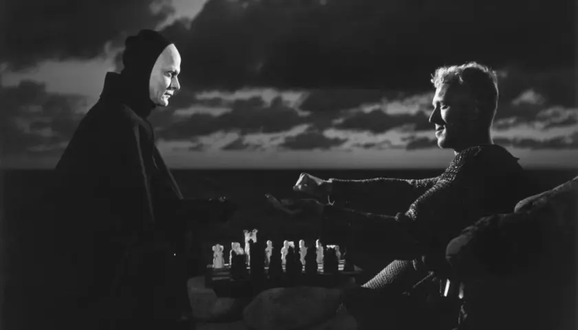 En ikonisk scen från svenska filmer 50-talet: Döden och en riddare spelar schack vid havet under en dramatisk himmel.