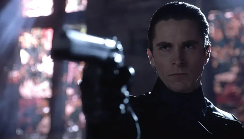 Christian Bale med pistol i en dramatisk scen från en av hans filmer.